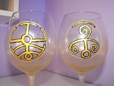 ръчно рисувано стъкло чаши за червено вино подарък - символи Оренда