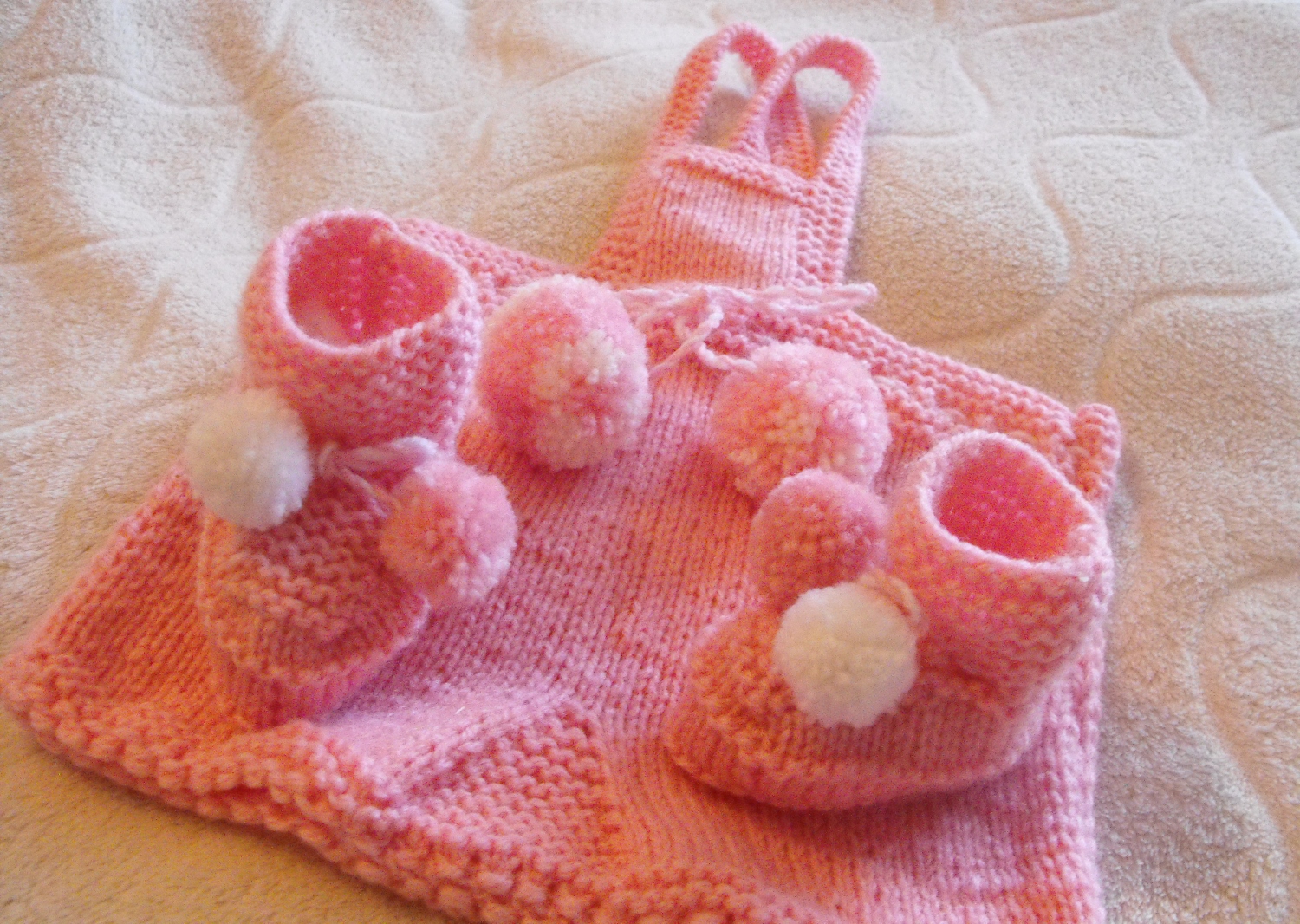 ръчно плетени бебешки дрехи - комплект